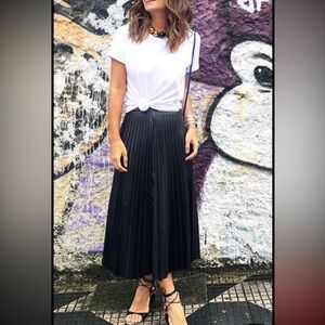 H&M Elegant Black Pleated A-Line Skirt